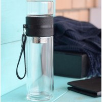 Чайная бутылка с двойным стеклом ситечком и ремешком Qwerty Muggs (TB045)