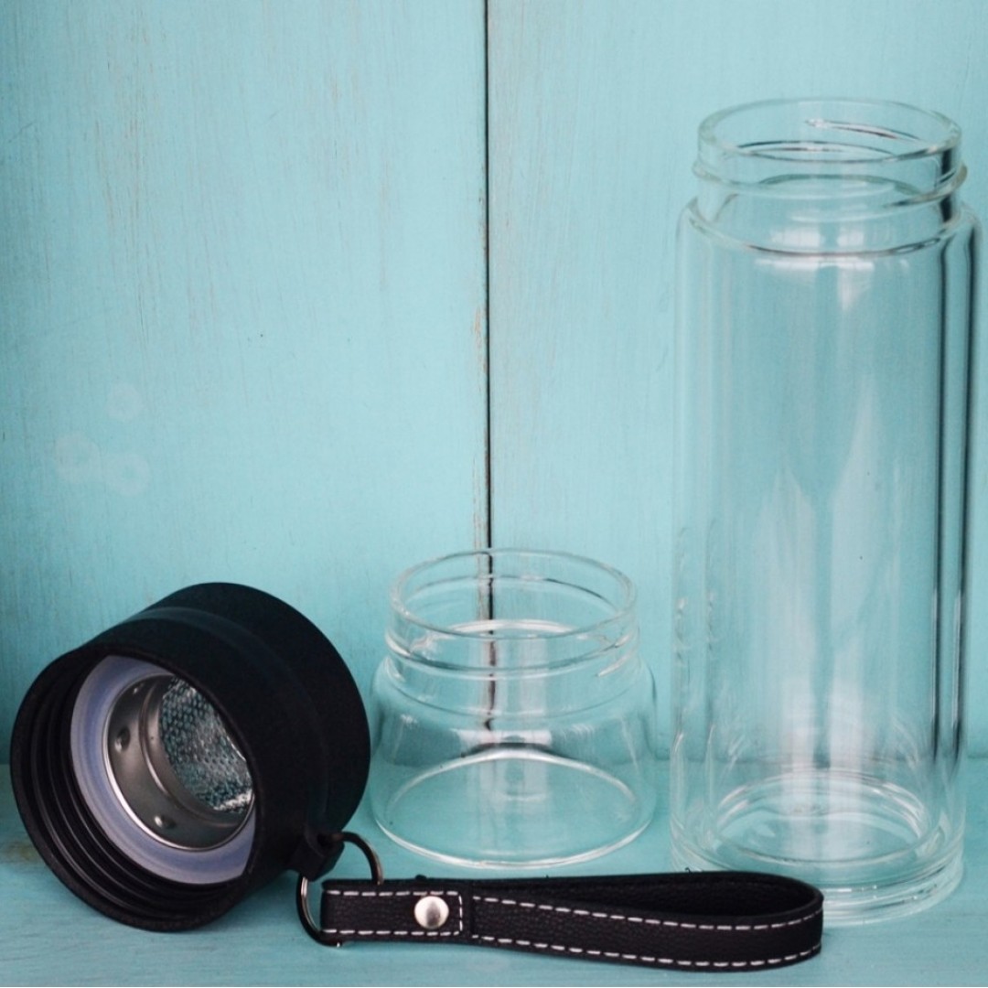 Чайная бутылка с двойным стеклом ситечком и ремешком Qwerty Muggs (TB045)