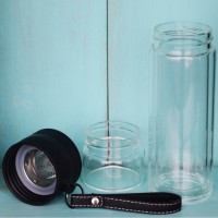 Чайная бутылка с двойным стеклом ситечком и ремешком Qwerty Muggs (TB045)