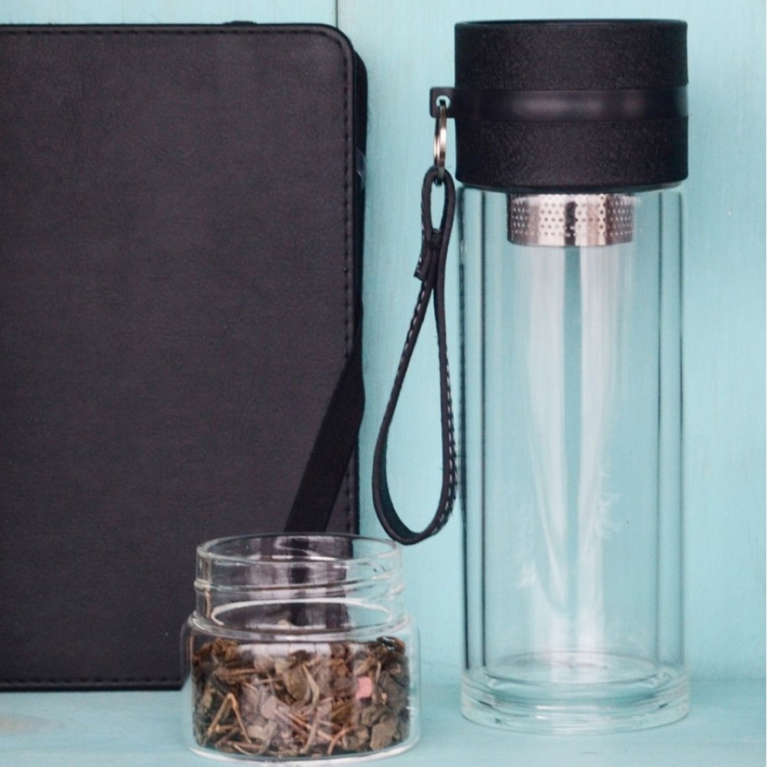 Чайная бутылка с двойным стеклом ситечком и ремешком Qwerty Muggs (TB045)